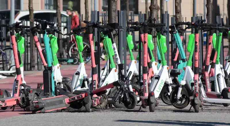 Patinetes elétricos compartilhados estacionados na rua