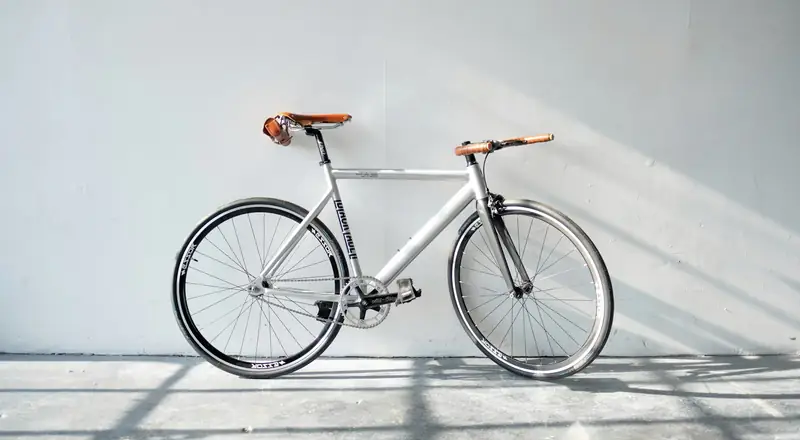 Bicicleta guardada apoiada em parede interna