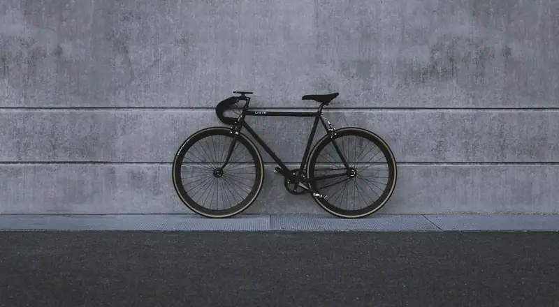 Bicicleta urbana apoiada em muro de concreto